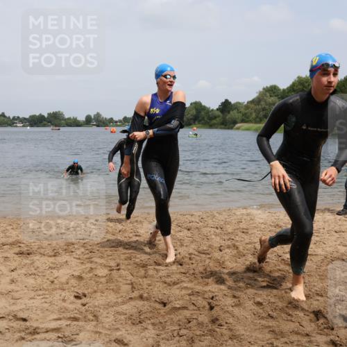 21.06.2025 - 27. Vierlanden-Triathlon Lena Gebhardt http://msf.ph/oto/8039381 15.06.2025 12:34:35 Schwimmen 1085, 1086, 1087, 1088 meine-sportfotos.de