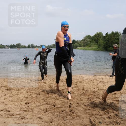 21.06.2025 - 27. Vierlanden-Triathlon Lena Gebhardt http://msf.ph/oto/8039387 15.06.2025 12:34:36 Schwimmen 1085, 1086, 1087, 1088 meine-sportfotos.de