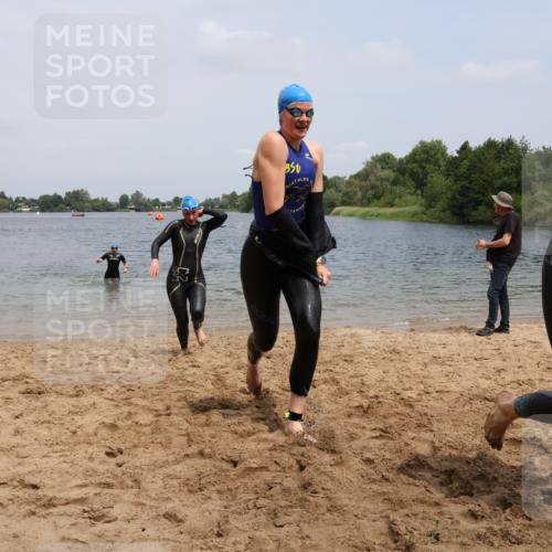 21.06.2025 - 27. Vierlanden-Triathlon Lena Gebhardt http://msf.ph/oto/8039392 15.06.2025 12:34:36 Schwimmen 1085, 1086, 1087, 1088 meine-sportfotos.de