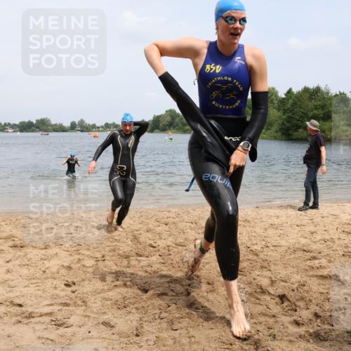 21.06.2025 - 27. Vierlanden-Triathlon Lena Gebhardt http://msf.ph/oto/8039400 15.06.2025 12:34:36 Schwimmen 1085, 1086, 1087, 1088 meine-sportfotos.de