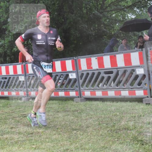 21.06.2025 - 27. Vierlanden-Triathlon KatJ http://msf.ph/oto/8039409 15.06.2025 14:23:05 Ziel 1270, 1275 meine-sportfotos.de