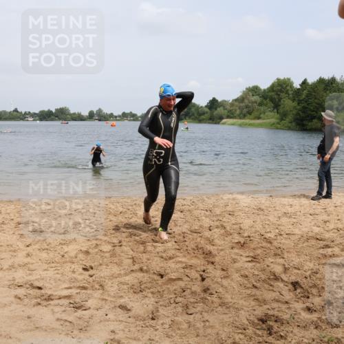 21.06.2025 - 27. Vierlanden-Triathlon Lena Gebhardt http://msf.ph/oto/8039411 15.06.2025 12:34:37 Schwimmen 1085, 1086, 1087, 1088 meine-sportfotos.de