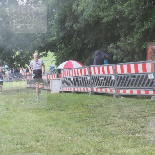 21.06.2025 - 27. Vierlanden-Triathlon KatJ http://msf.ph/oto/8039416 15.06.2025 14:23:10 Ziel 1273, 1275 meine-sportfotos.de