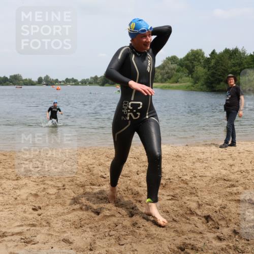 21.06.2025 - 27. Vierlanden-Triathlon Lena Gebhardt http://msf.ph/oto/8039417 15.06.2025 12:34:37 Schwimmen 1085, 1086, 1087, 1088 meine-sportfotos.de