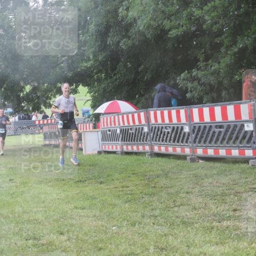 21.06.2025 - 27. Vierlanden-Triathlon KatJ http://msf.ph/oto/8039419 15.06.2025 14:23:10 Ziel 1273, 1275 meine-sportfotos.de