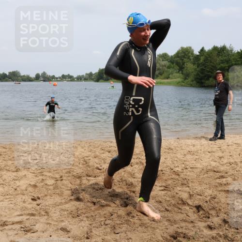 21.06.2025 - 27. Vierlanden-Triathlon Lena Gebhardt http://msf.ph/oto/8039420 15.06.2025 12:34:37 Schwimmen 1085, 1086, 1087, 1088 meine-sportfotos.de