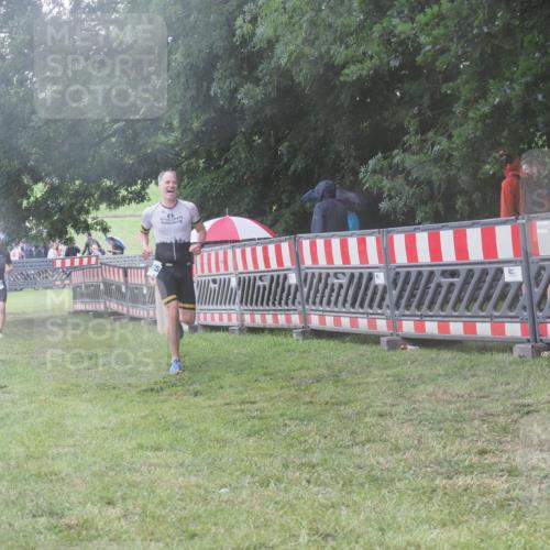 21.06.2025 - 27. Vierlanden-Triathlon KatJ http://msf.ph/oto/8039422 15.06.2025 14:23:10 Ziel 1273, 1275 meine-sportfotos.de