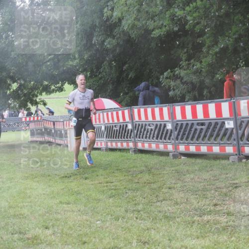 21.06.2025 - 27. Vierlanden-Triathlon KatJ http://msf.ph/oto/8039424 15.06.2025 14:23:11 Ziel 1273, 1275 meine-sportfotos.de