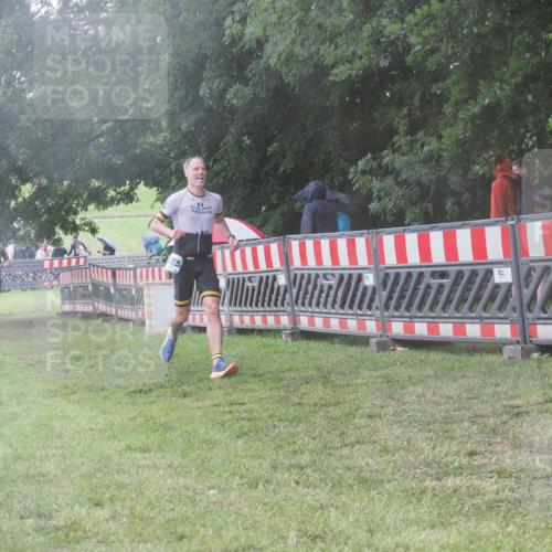 21.06.2025 - 27. Vierlanden-Triathlon KatJ http://msf.ph/oto/8039425 15.06.2025 14:23:11 Ziel 1273, 1275 meine-sportfotos.de