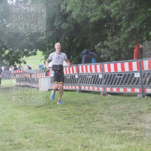 21.06.2025 - 27. Vierlanden-Triathlon KatJ http://msf.ph/oto/8039429 15.06.2025 14:23:11 Ziel 1273, 1275 meine-sportfotos.de