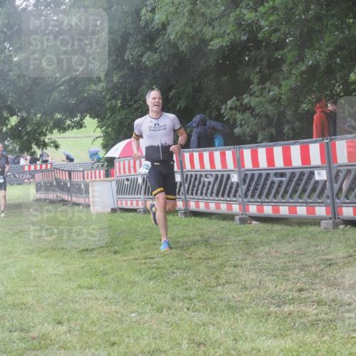 21.06.2025 - 27. Vierlanden-Triathlon KatJ http://msf.ph/oto/8039434 15.06.2025 14:23:11 Ziel 1273, 1275 meine-sportfotos.de