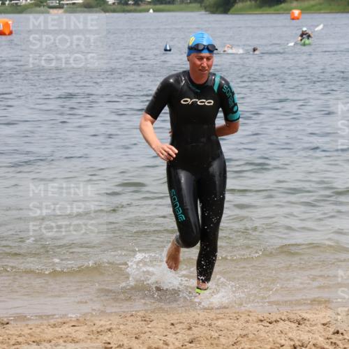 21.06.2025 - 27. Vierlanden-Triathlon Lena Gebhardt http://msf.ph/oto/8039440 15.06.2025 12:34:41 Schwimmen 1085, 1086, 1087, 1088 meine-sportfotos.de