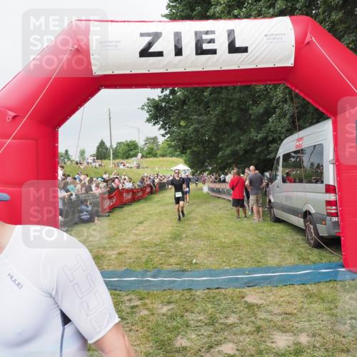21.06.2025 - 27. Vierlanden-Triathlon MichiJ http://msf.ph/oto/8039442 15.06.2026 13:20:45 Ziel 647, 697 meine-sportfotos.de