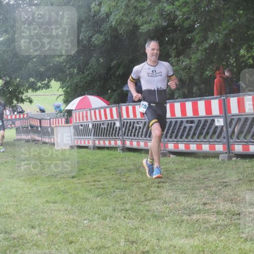 21.06.2025 - 27. Vierlanden-Triathlon KatJ http://msf.ph/oto/8039444 15.06.2025 14:23:12 Ziel 1273, 1275 meine-sportfotos.de
