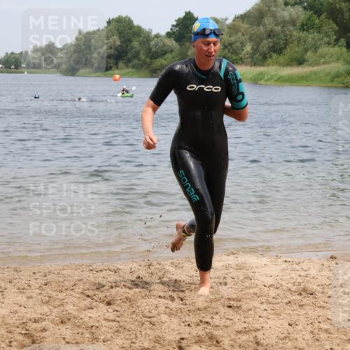 21.06.2025 - 27. Vierlanden-Triathlon Lena Gebhardt http://msf.ph/oto/8039449 15.06.2025 12:34:42 Schwimmen 1085, 1086, 1087, 1088 meine-sportfotos.de