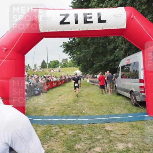 21.06.2025 - 27. Vierlanden-Triathlon MichiJ http://msf.ph/oto/8039450 15.06.2026 13:20:45 Ziel 647, 697 meine-sportfotos.de