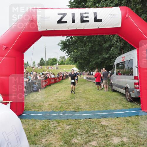 21.06.2025 - 27. Vierlanden-Triathlon MichiJ http://msf.ph/oto/8039454 15.06.2026 13:20:45 Ziel 647, 697 meine-sportfotos.de
