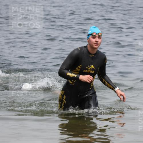 21.06.2025 - 27. Vierlanden-Triathlon Lena Gebhardt http://msf.ph/oto/8039457 15.06.2025 12:35:19 Schwimmen 1093, 1094, 1095 meine-sportfotos.de
