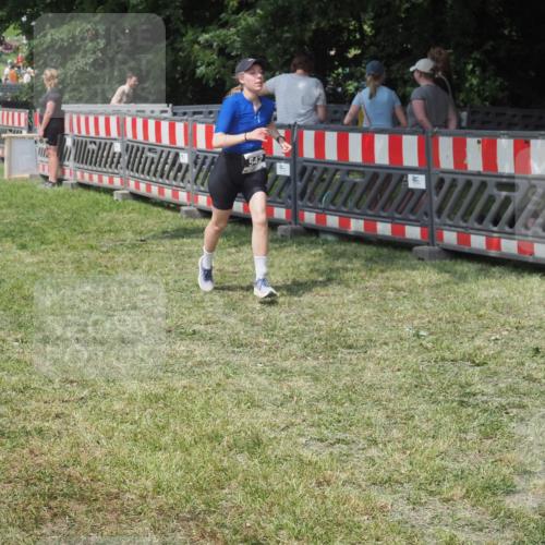 15.06.2025 - 27. Vierlanden-Triathlon KatJ http://msf.ph/oto/8039458 15.06.2025 11:36:00 Schwimmen  meine-sportfotos.de