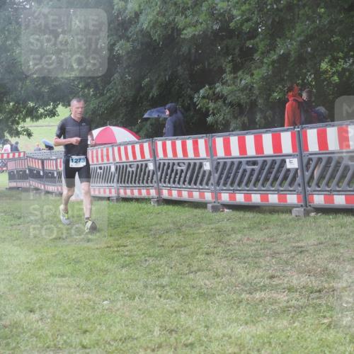 21.06.2025 - 27. Vierlanden-Triathlon KatJ http://msf.ph/oto/8039459 15.06.2025 14:23:14 Ziel 1273, 1275 meine-sportfotos.de