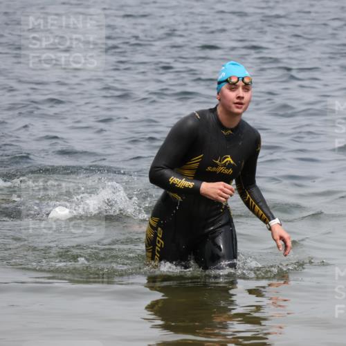21.06.2025 - 27. Vierlanden-Triathlon Lena Gebhardt http://msf.ph/oto/8039460 15.06.2025 12:35:19 Schwimmen 1093, 1094, 1095 meine-sportfotos.de