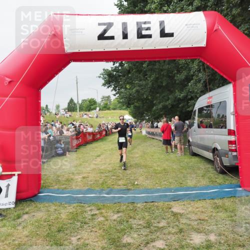 21.06.2025 - 27. Vierlanden-Triathlon MichiJ http://msf.ph/oto/8039467 15.06.2026 13:20:46 Ziel 647, 697 meine-sportfotos.de