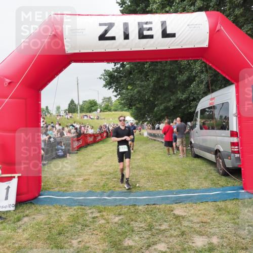 21.06.2025 - 27. Vierlanden-Triathlon MichiJ http://msf.ph/oto/8039478 15.06.2026 13:20:46 Ziel 647, 697 meine-sportfotos.de