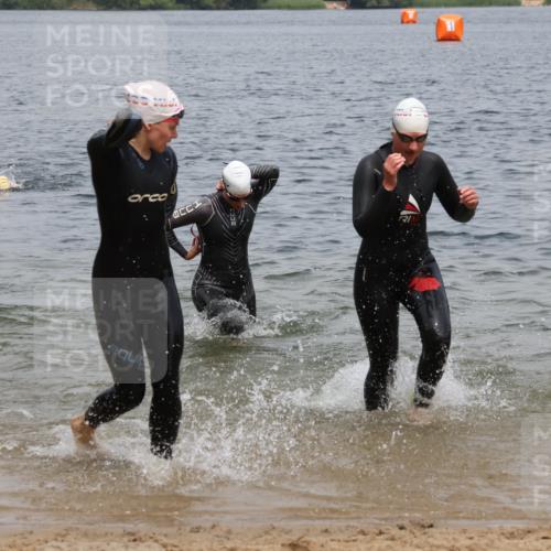 21.06.2025 - 27. Vierlanden-Triathlon Lena Gebhardt http://msf.ph/oto/8039481 15.06.2025 12:35:25 Schwimmen 1093, 1094, 1095, 1096 meine-sportfotos.de