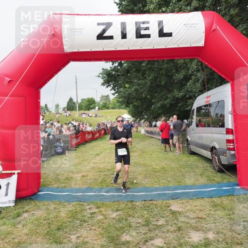 21.06.2025 - 27. Vierlanden-Triathlon MichiJ http://msf.ph/oto/8039487 15.06.2026 13:20:47 Ziel 647, 697 meine-sportfotos.de