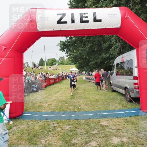 21.06.2025 - 27. Vierlanden-Triathlon MichiJ http://msf.ph/oto/8039491 15.06.2026 13:20:55 Ziel 236, 649, 697 meine-sportfotos.de