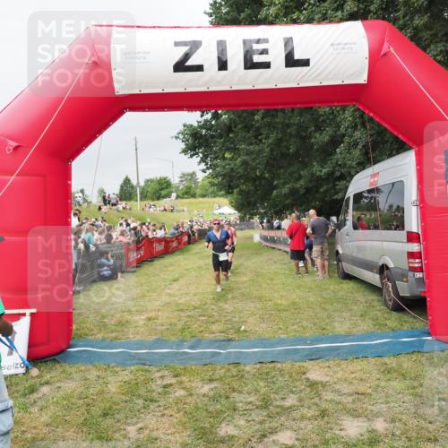 21.06.2025 - 27. Vierlanden-Triathlon MichiJ http://msf.ph/oto/8039494 15.06.2026 13:20:55 Ziel 236, 649, 697 meine-sportfotos.de