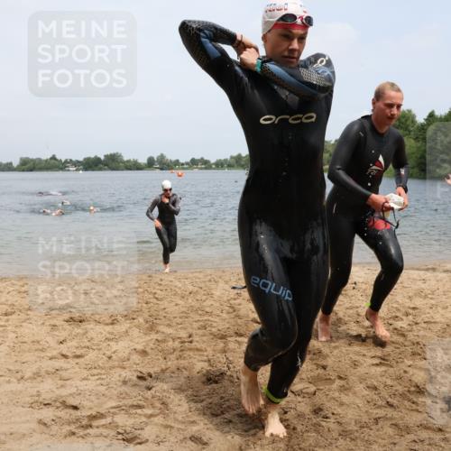 21.06.2025 - 27. Vierlanden-Triathlon Lena Gebhardt http://msf.ph/oto/8039520 15.06.2025 12:35:30 Schwimmen 1093, 1094, 1095, 1096 meine-sportfotos.de