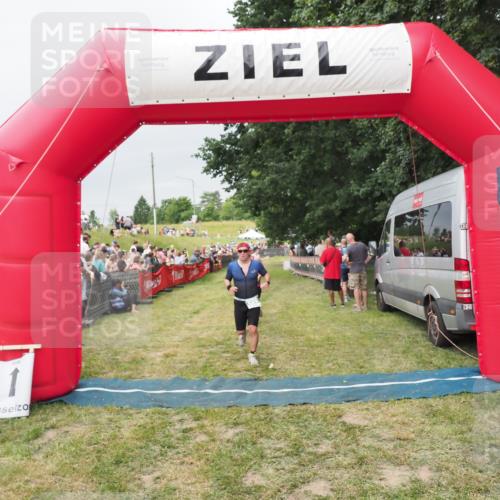 21.06.2025 - 27. Vierlanden-Triathlon MichiJ http://msf.ph/oto/8039523 15.06.2026 13:20:57 Ziel 236, 649 meine-sportfotos.de