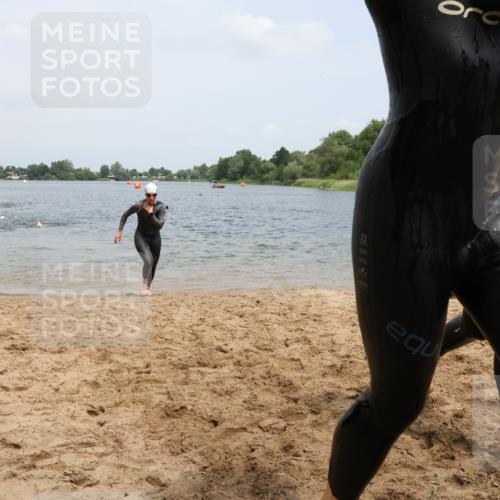 21.06.2025 - 27. Vierlanden-Triathlon Lena Gebhardt http://msf.ph/oto/8039529 15.06.2025 12:35:30 Schwimmen 1093, 1094, 1095, 1096 meine-sportfotos.de