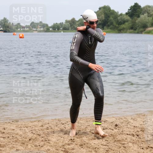 21.06.2025 - 27. Vierlanden-Triathlon Lena Gebhardt http://msf.ph/oto/8039533 15.06.2025 12:35:31 Schwimmen 1093, 1094, 1095, 1096 meine-sportfotos.de