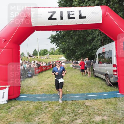 21.06.2025 - 27. Vierlanden-Triathlon MichiJ http://msf.ph/oto/8039536 15.06.2026 13:20:57 Ziel 236, 649 meine-sportfotos.de