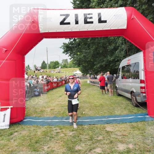 21.06.2025 - 27. Vierlanden-Triathlon MichiJ http://msf.ph/oto/8039541 15.06.2026 13:20:57 Ziel 236, 649 meine-sportfotos.de