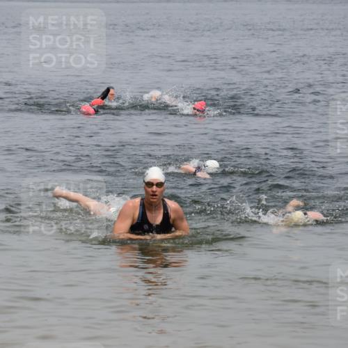 21.06.2025 - 27. Vierlanden-Triathlon Lena Gebhardt http://msf.ph/oto/8039544 15.06.2025 12:35:34 Schwimmen 1082, 1093, 1094, 1095, 1096 meine-sportfotos.de