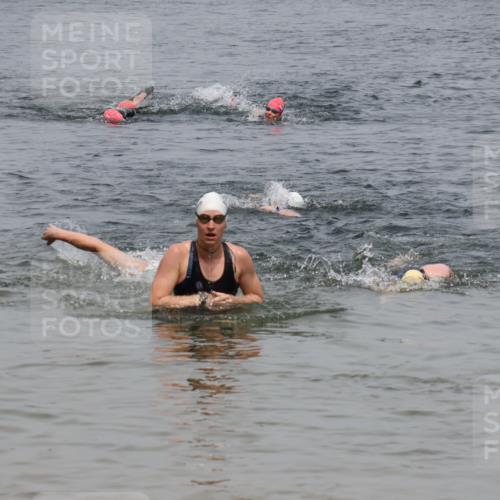 21.06.2025 - 27. Vierlanden-Triathlon Lena Gebhardt http://msf.ph/oto/8039549 15.06.2025 12:35:34 Schwimmen 1082, 1093, 1094, 1095, 1096 meine-sportfotos.de