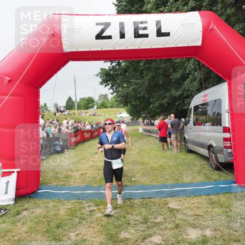 21.06.2025 - 27. Vierlanden-Triathlon MichiJ http://msf.ph/oto/8039552 15.06.2026 13:20:58 Ziel 236, 649 meine-sportfotos.de