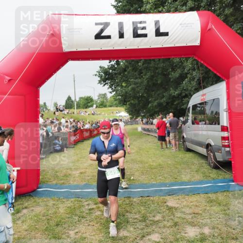 21.06.2025 - 27. Vierlanden-Triathlon MichiJ http://msf.ph/oto/8039557 15.06.2026 13:20:58 Ziel 236, 649 meine-sportfotos.de
