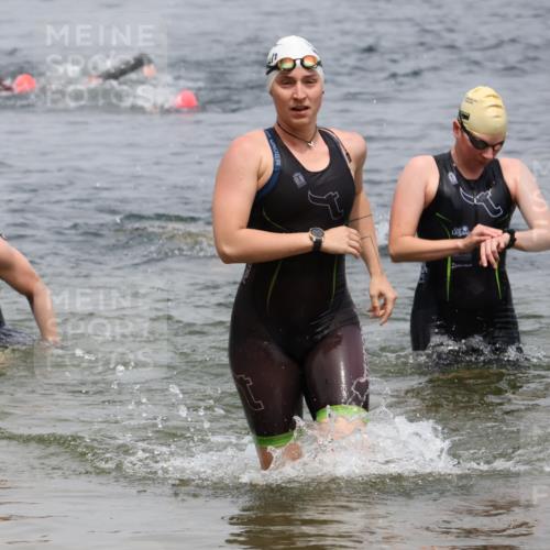 21.06.2025 - 27. Vierlanden-Triathlon Lena Gebhardt http://msf.ph/oto/8039558 15.06.2025 12:35:39 Schwimmen 1081, 1082, 1084, 1094, 1096 meine-sportfotos.de