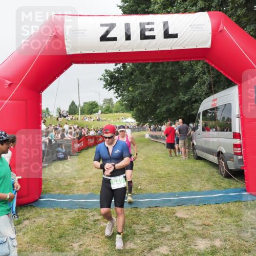 21.06.2025 - 27. Vierlanden-Triathlon MichiJ http://msf.ph/oto/8039561 15.06.2026 13:20:58 Ziel 236, 649 meine-sportfotos.de