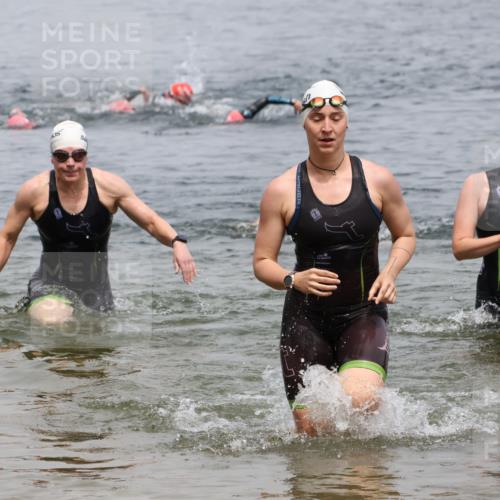 21.06.2025 - 27. Vierlanden-Triathlon Lena Gebhardt http://msf.ph/oto/8039564 15.06.2025 12:35:39 Schwimmen 1081, 1082, 1084, 1094, 1096 meine-sportfotos.de