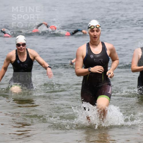 21.06.2025 - 27. Vierlanden-Triathlon Lena Gebhardt http://msf.ph/oto/8039569 15.06.2025 12:35:39 Schwimmen 1081, 1082, 1084, 1094, 1096 meine-sportfotos.de