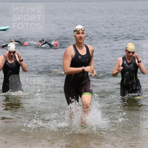 21.06.2025 - 27. Vierlanden-Triathlon Lena Gebhardt http://msf.ph/oto/8039574 15.06.2025 12:35:40 Schwimmen 1081, 1082, 1084, 1096 meine-sportfotos.de