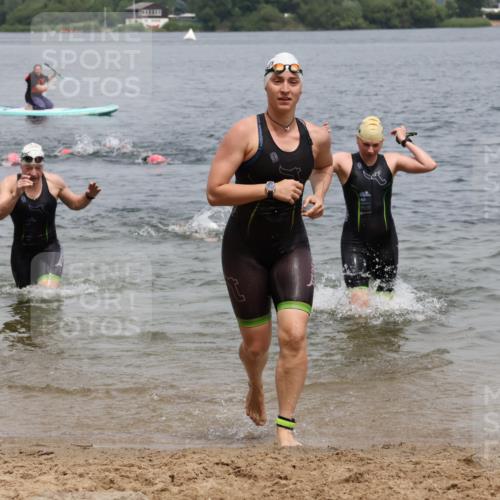 21.06.2025 - 27. Vierlanden-Triathlon Lena Gebhardt http://msf.ph/oto/8039576 15.06.2025 12:35:42 Schwimmen 1081, 1082, 1083, 1084, 1096 meine-sportfotos.de