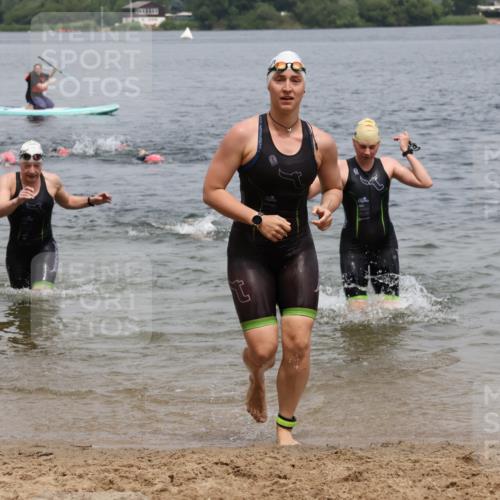 21.06.2025 - 27. Vierlanden-Triathlon Lena Gebhardt http://msf.ph/oto/8039580 15.06.2025 12:35:42 Schwimmen 1081, 1082, 1083, 1084, 1096 meine-sportfotos.de