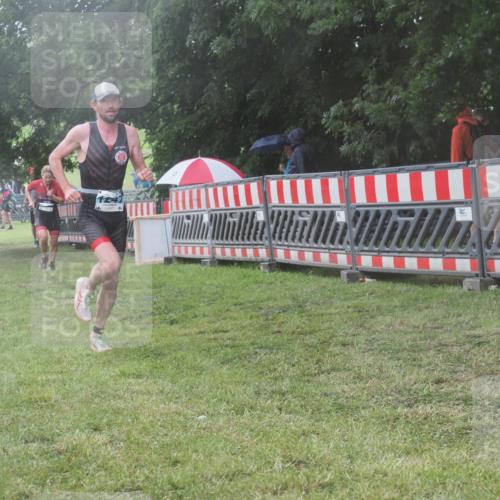 21.06.2025 - 27. Vierlanden-Triathlon KatJ http://msf.ph/oto/8039581 15.06.2025 14:23:41 Ziel 1184, 1247, 1267 meine-sportfotos.de