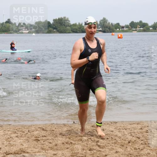 21.06.2025 - 27. Vierlanden-Triathlon Lena Gebhardt http://msf.ph/oto/8039585 15.06.2025 12:35:43 Schwimmen 1081, 1082, 1083, 1084 meine-sportfotos.de